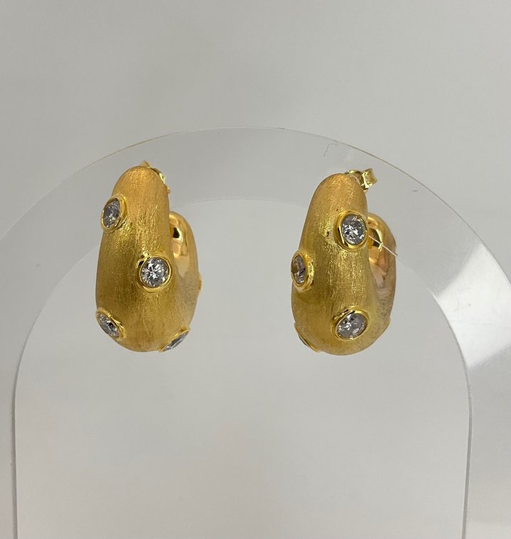 14K Yellow Gold Earrings Set With Diamonds