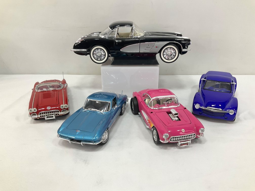 1:18 Scale Diecast Model Cars and Flatbed Trailer