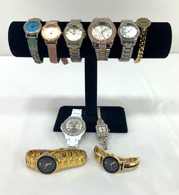 Women's Wristwatches with Velvet Display Stand