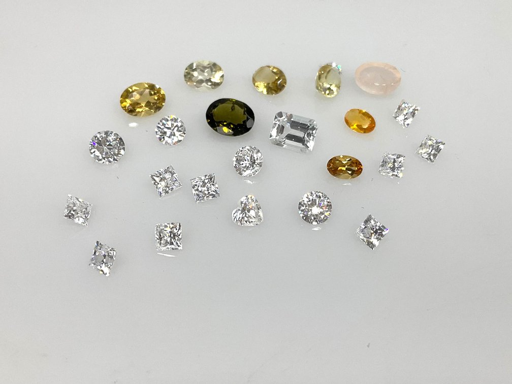 Loose Faceted Stones and Cabochon, 22.30 ct