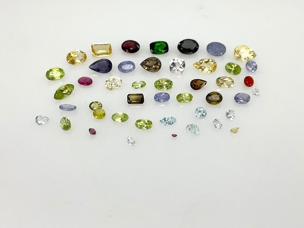 Loose Faceted Gemstones in Mixed Cuts and Colors