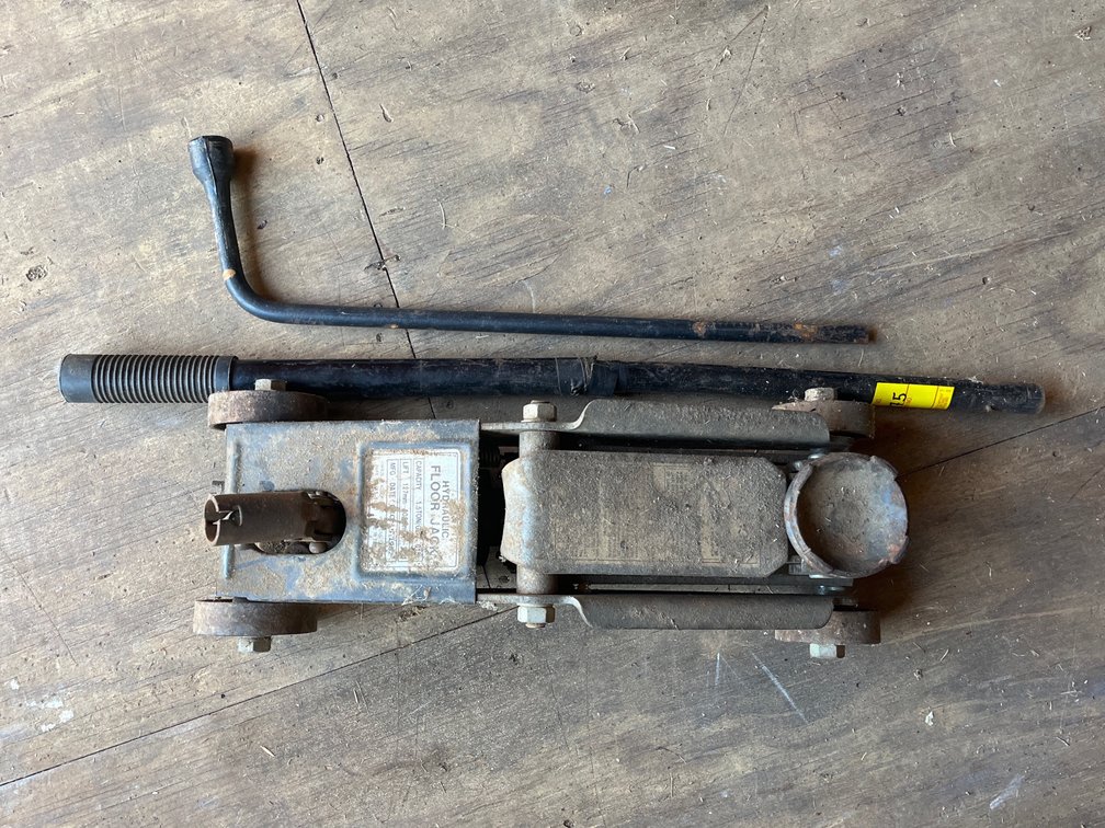 Hydraulic floor jack