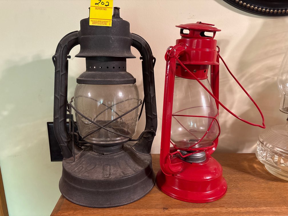 Lot of two vintage oil lamps