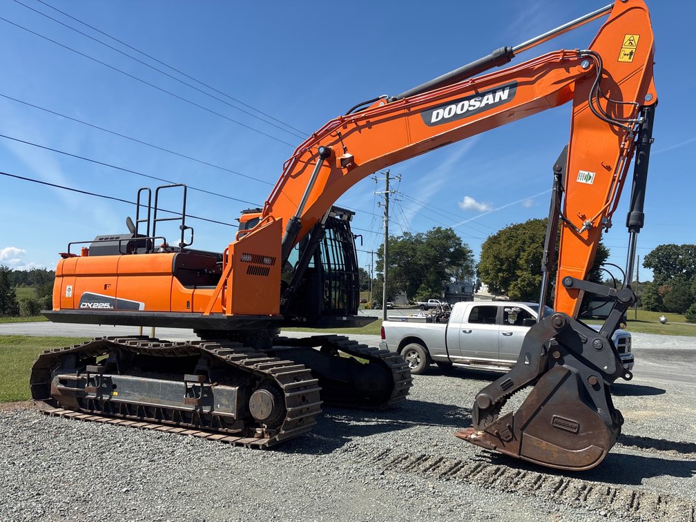 Doosan  DX225 LL-5   Excavator with  bucket, thumb, quick coupler