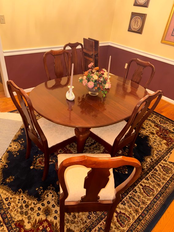 Dinning Room Table Set-Seats 6 has 2 Table Leafs