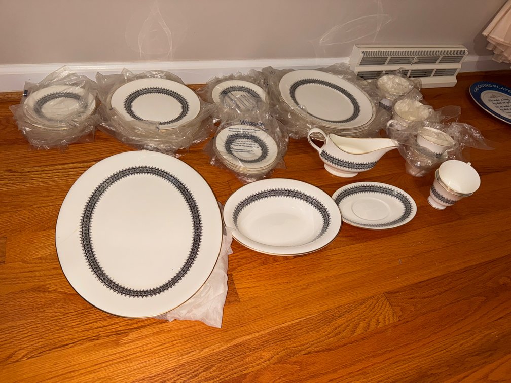 Wedgewood Astor Fine China 44 Peices