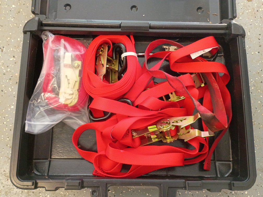 Lot of 4 Ratchet Straps in  a Case