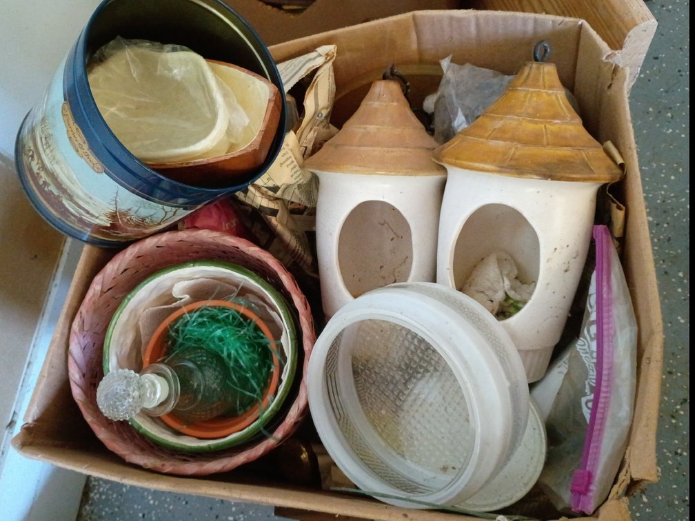 Box Lot of Misc Glassware and Baskets