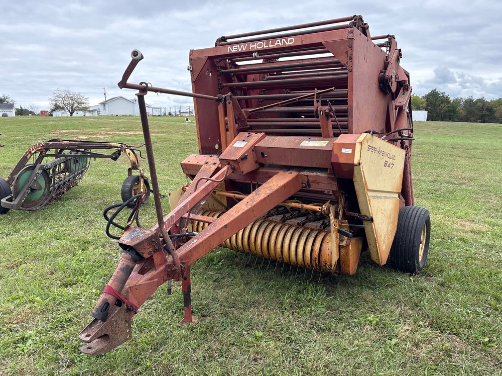 Sperry New Holland 847 Round Baler