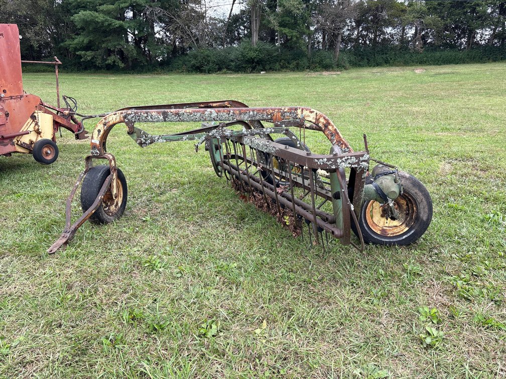John Deere 640 Side-Delivery Hay Rake