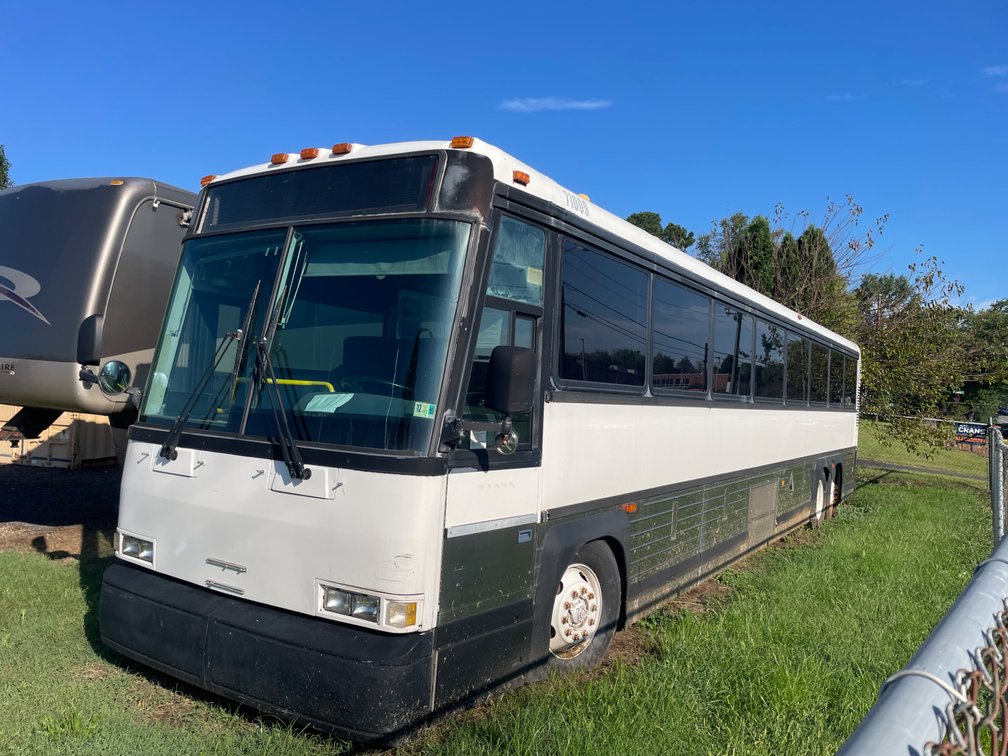 2004 MCI D4500 Bus, Mileage: 650,000