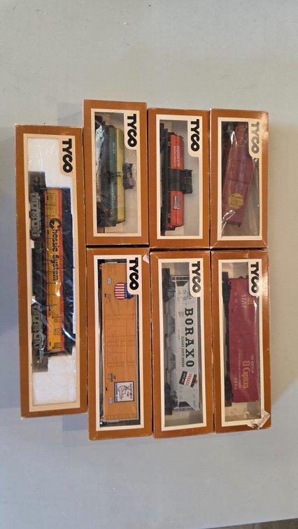 Tyco Trains - HO scale - in box - engine and cars (one appears to be broken)