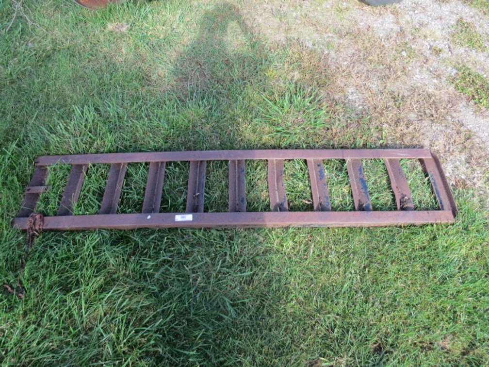 Heavy duty steel loading ramp