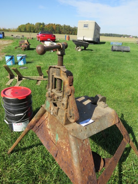 Pipe vise stand