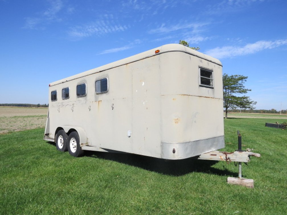 Dual-Axle horse trailer