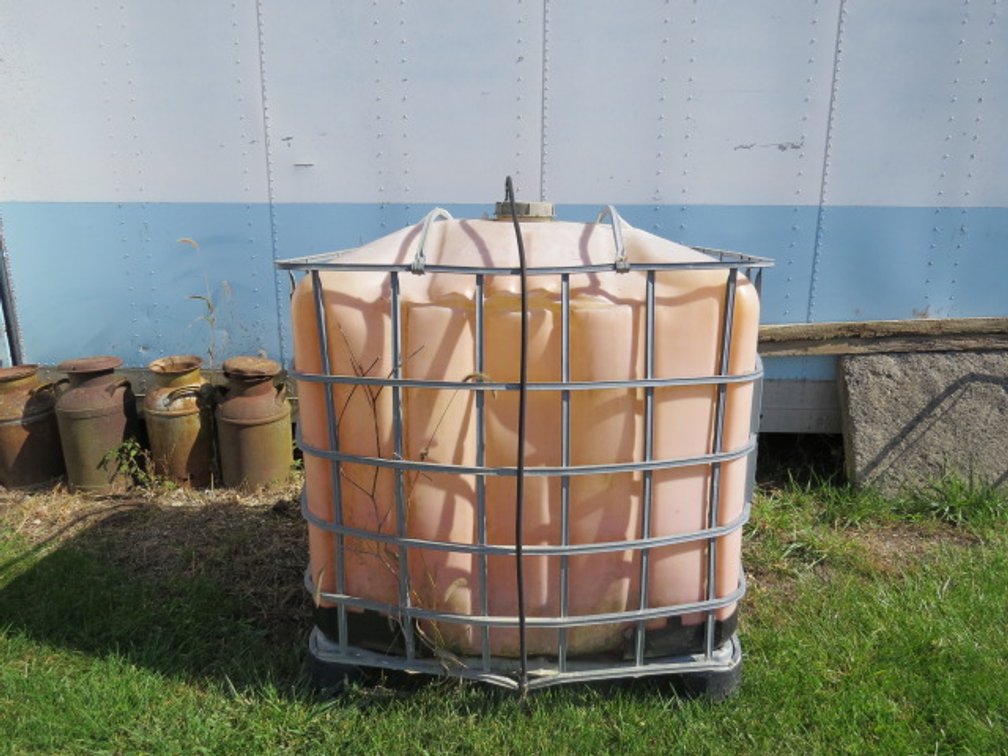 Three Hundred bulk container with galvanized-cage