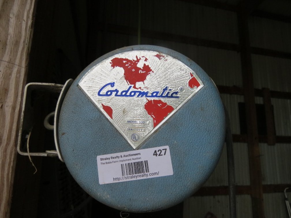 Cordomatic Retractable Corded Shop Light