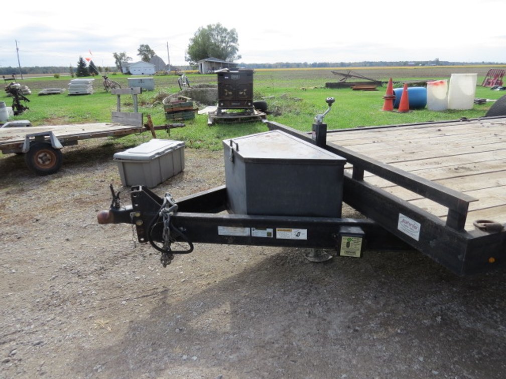 Heavy-Duty Tandem-Axle Flatbed Trailer