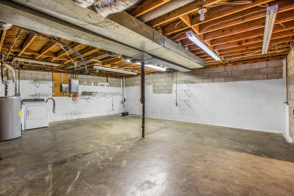 Advance Brick Rancher Auction