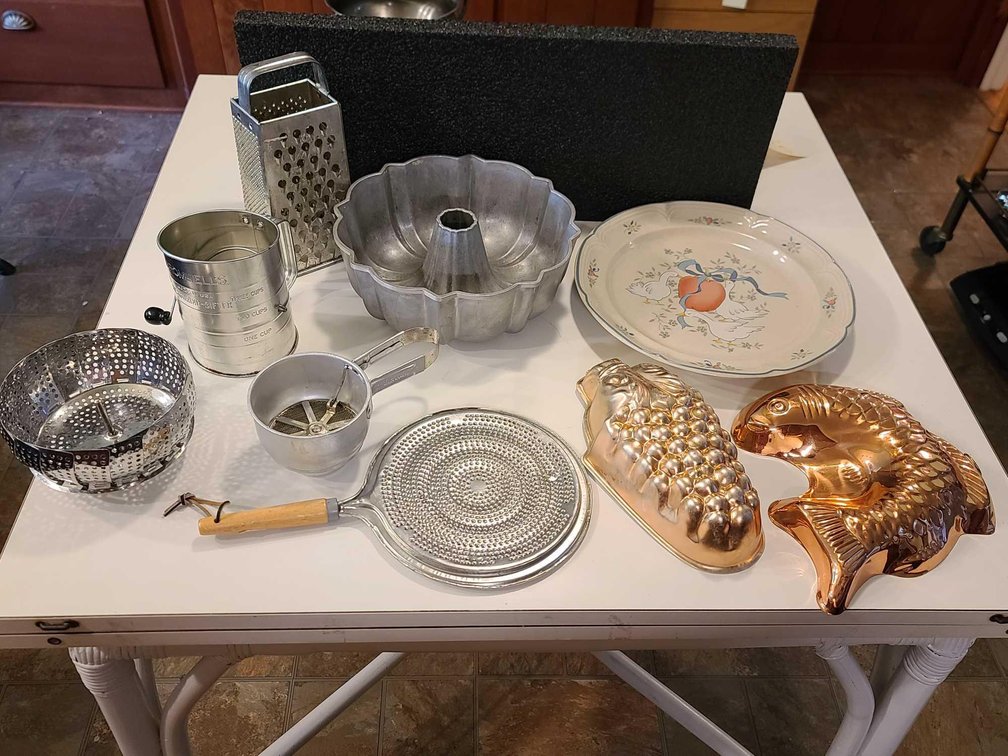 Jello Molds/Bundt Pan/Sifters/Grater