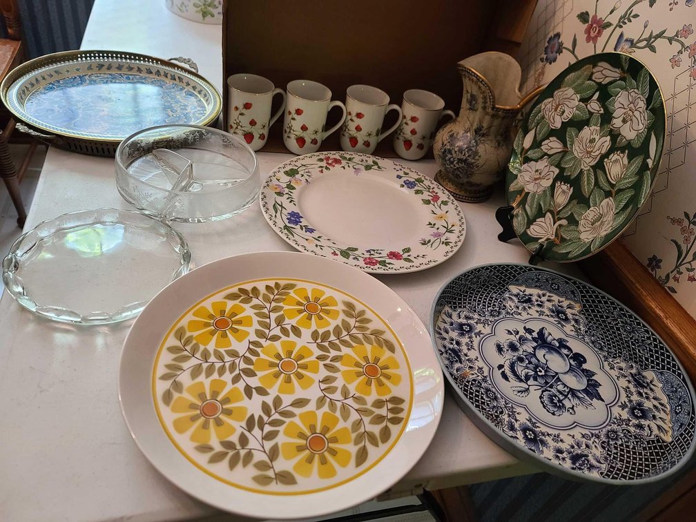 Plates/Pitcher/Roual Worcester Mugs