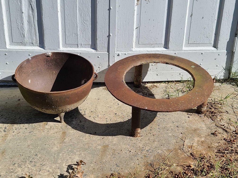 Cast Iron Pot w/Fire Ring