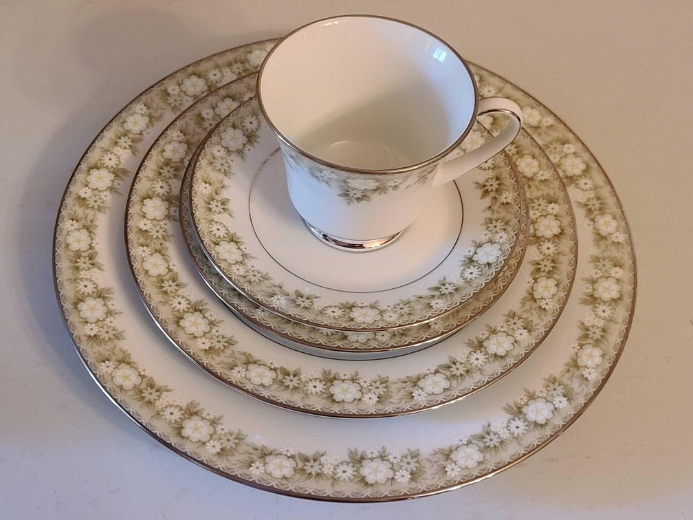 Noritake Japan Dishes(serves 8)