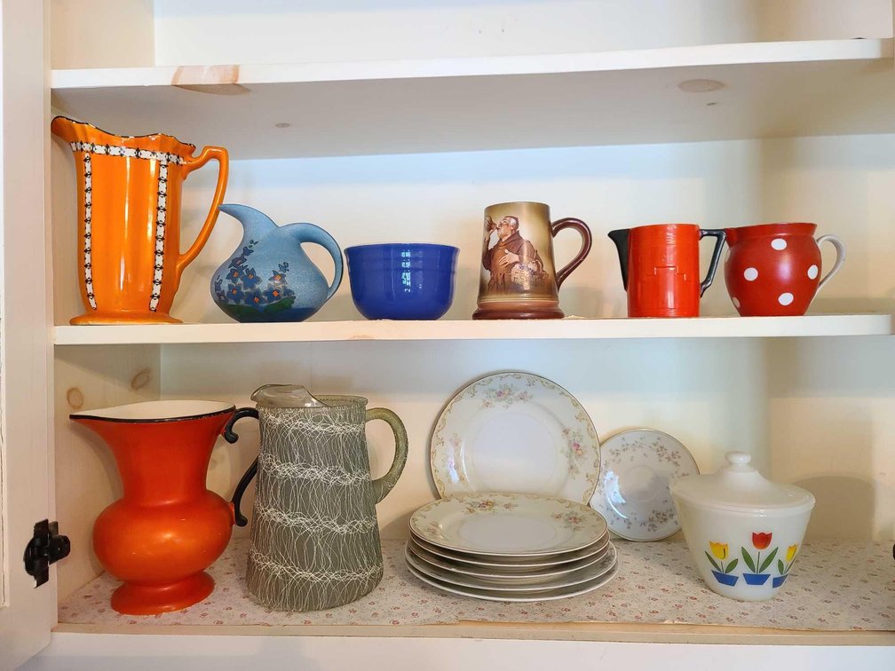 Pitchers/China/Milk Glass Bowl
