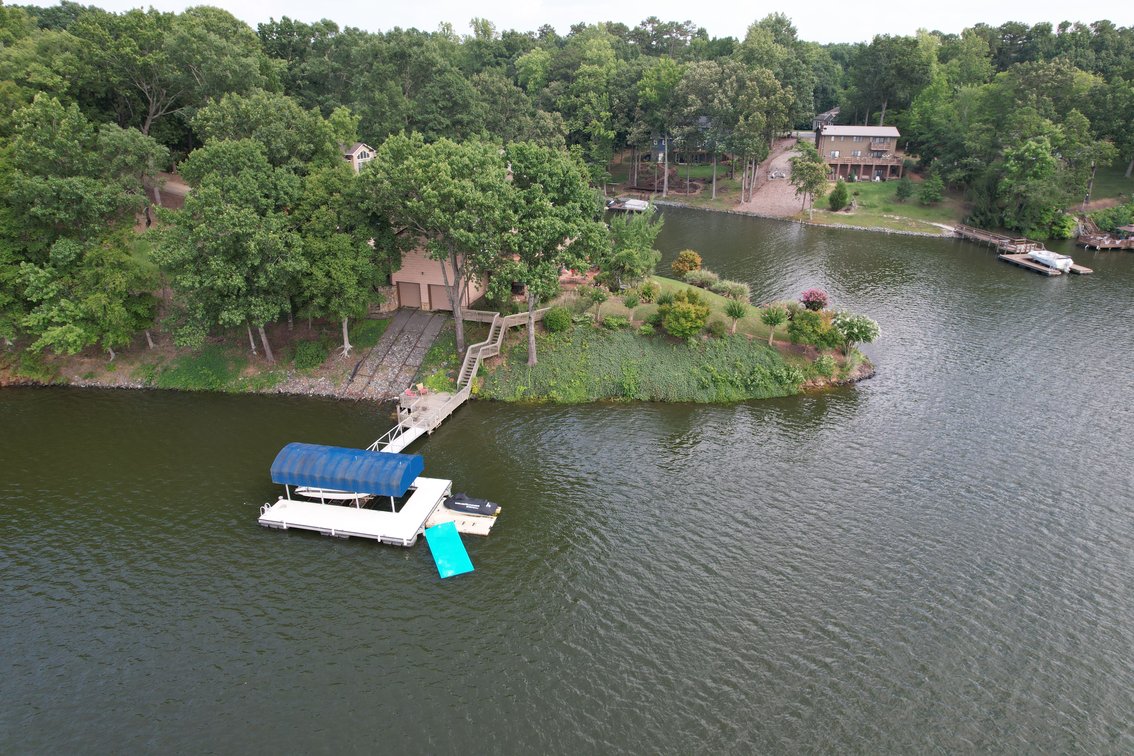 Lakefront Peninsula Retreat - Lexington, NC