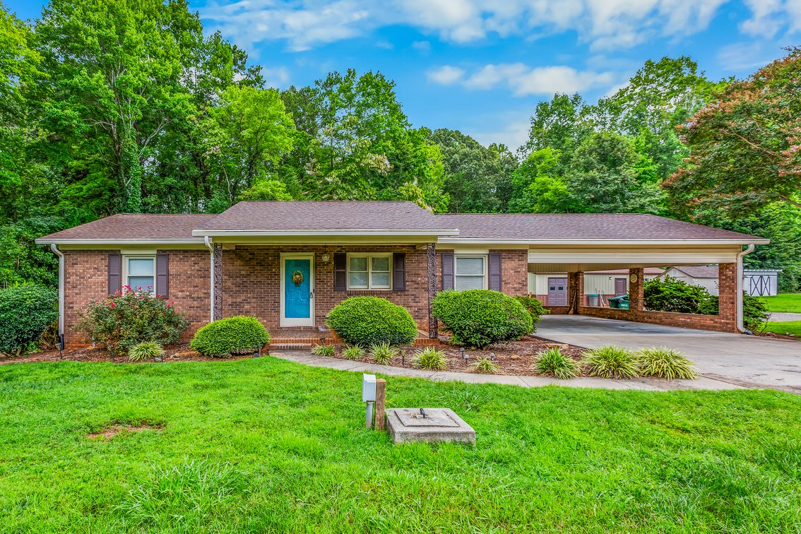 Lewisville Living – Brick Ranch on 0.5± Acre