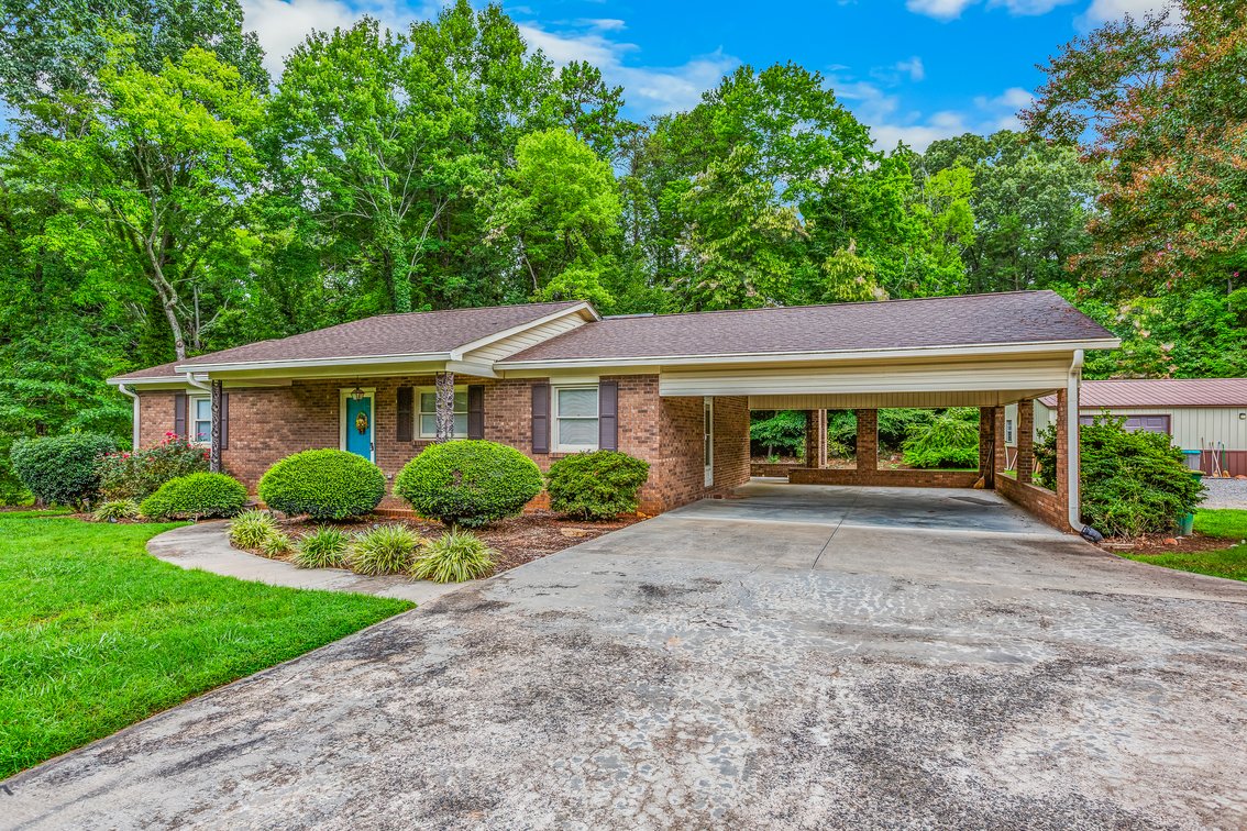 Lewisville Living – Brick Ranch on 0.5± Acre