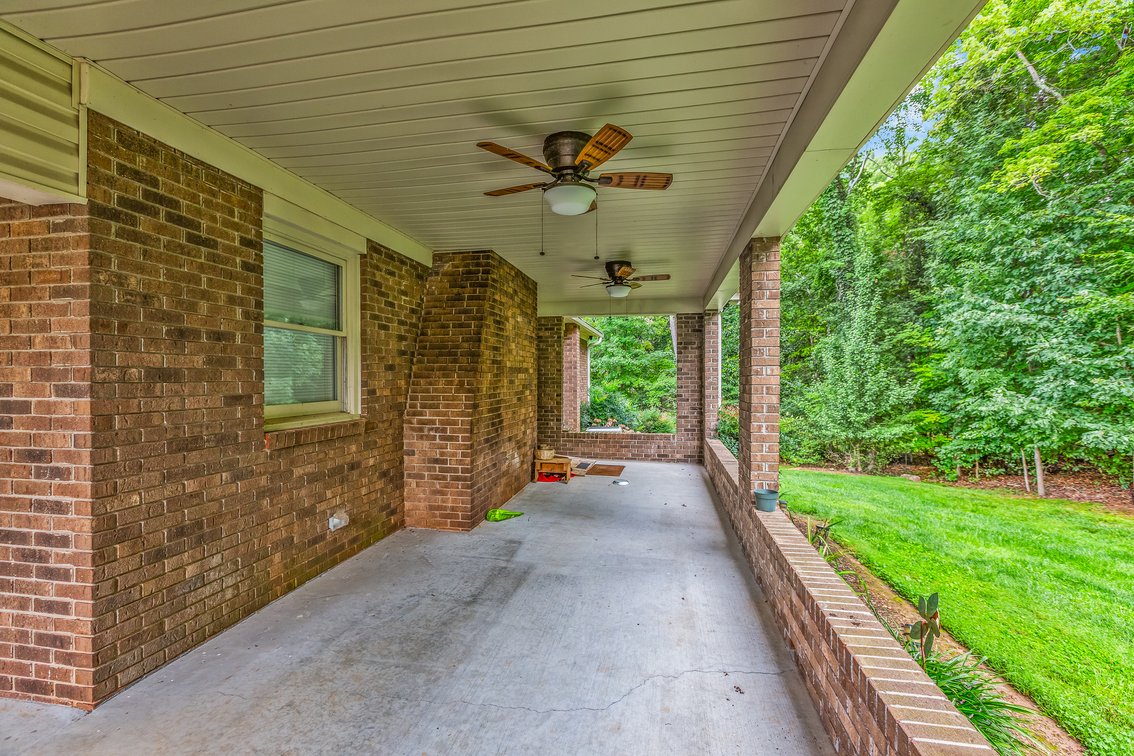 Lewisville Living – Brick Ranch on 0.5± Acre