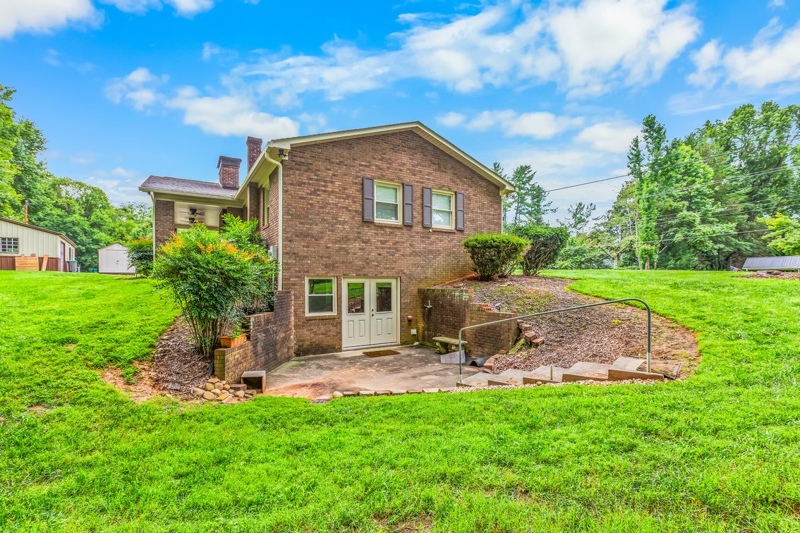 Lewisville Living – Brick Ranch on 0.5± Acre
