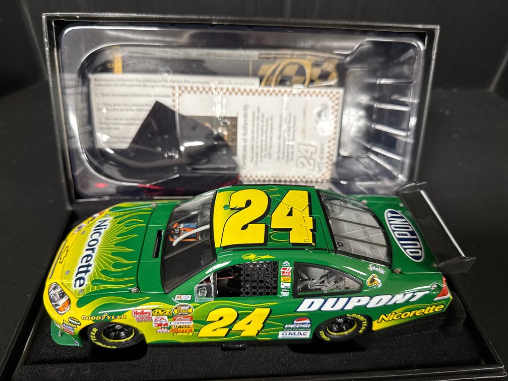 Motorsports Authentics 1:24 Jeff Gordon #24 Diecast