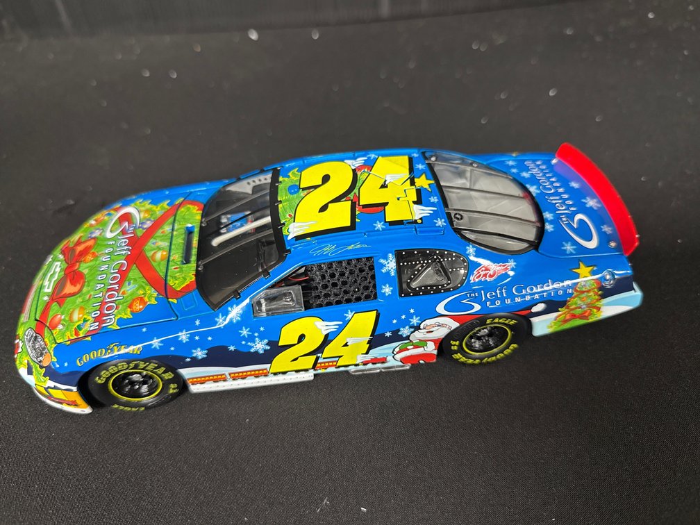 1:24 Action Elite Jeff Gordon #24 Holiday Die-Cast