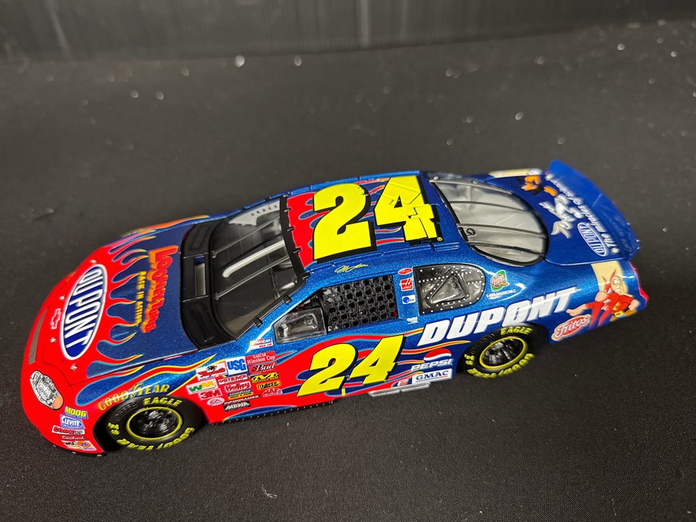 Action Elite 1:24 Jeff Gordon #24 Looney Tunes Die-Cast