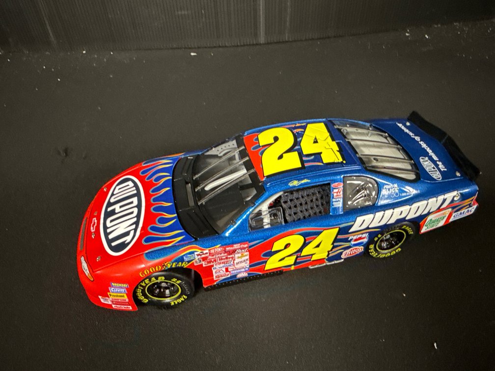 Jeff Gordon #24 DuPont 1:24 Die-Cast Car