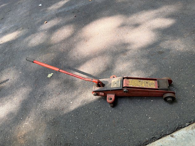 Image for Hollywood Accessories 3000 lb. Hydraulic Floor Roller Jack
