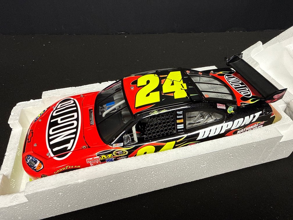 Jeff Gordon #24 DuPont 2010 Chevrolet Impala 1:24 Die-Cast