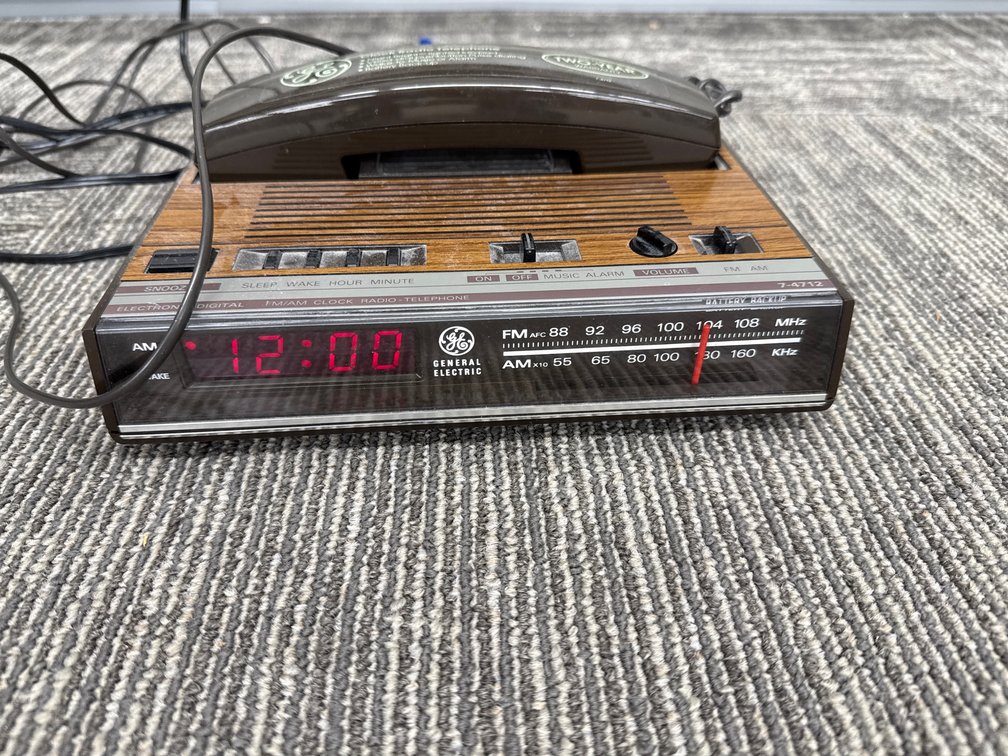 General Electric Model 7-4712A Clock Radio Telephone