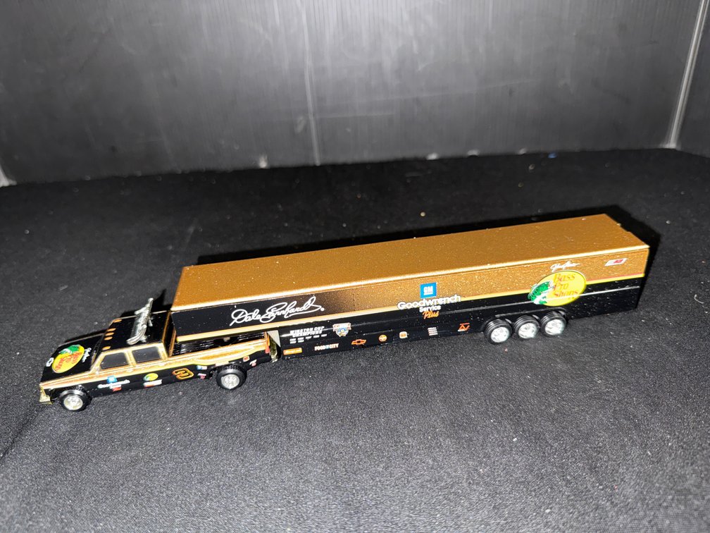 Action 1:64 Dale Earnhardt #3 Bass Pro Shops Chevy Dually & Trailer