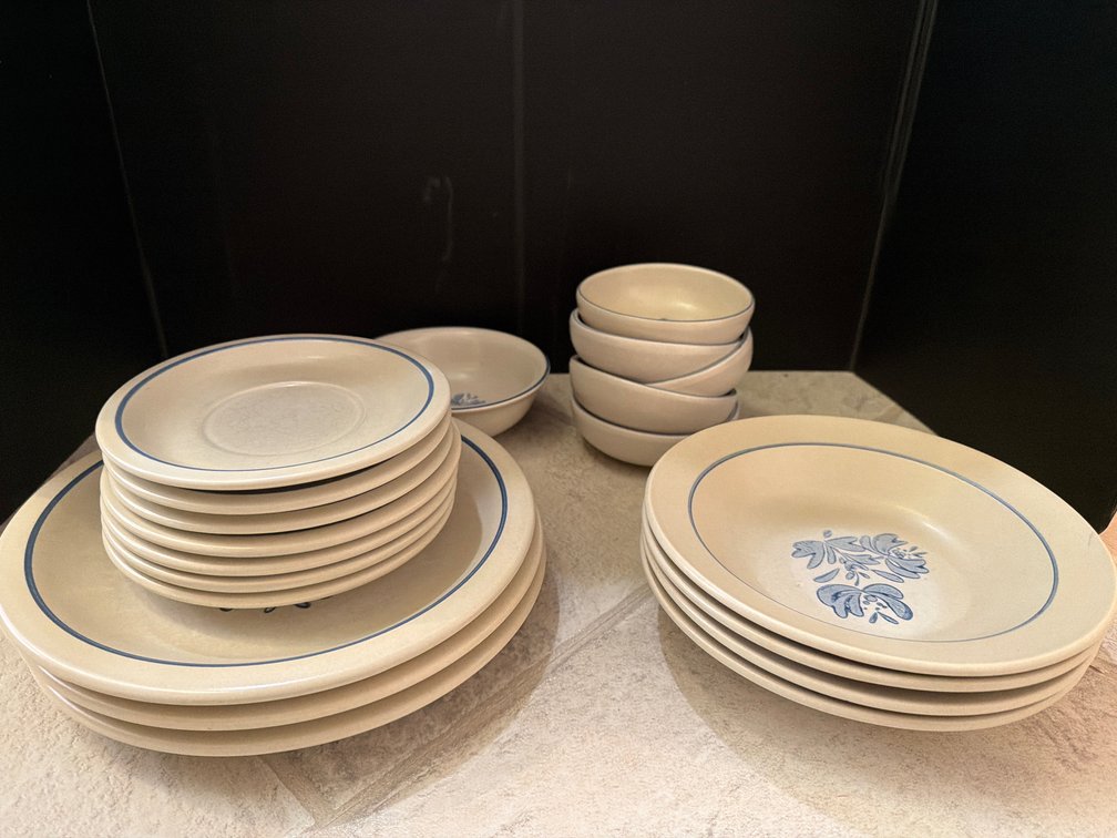 Pfaltzgraff Yorktowne Stoneware Dinnerware (18)