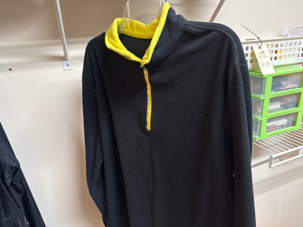 Men's Size XL Outerwear and Activewear Tops (9)