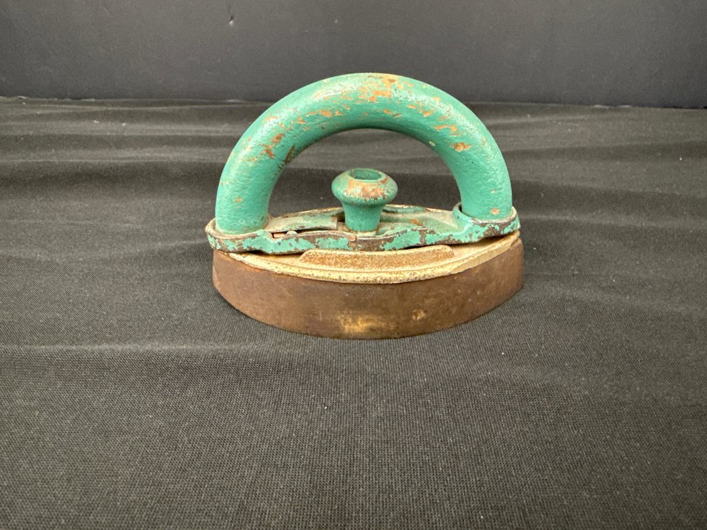Cast Iron Sad Iron with Detachable Handle