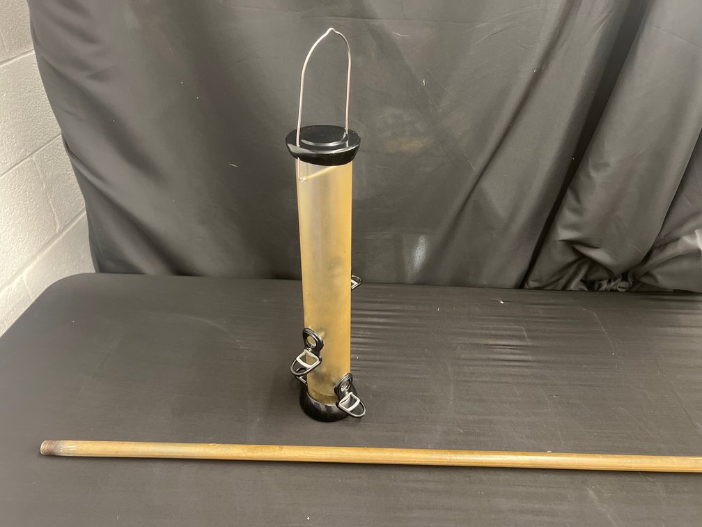 Tube birdfeeder with heavy galvanized pole