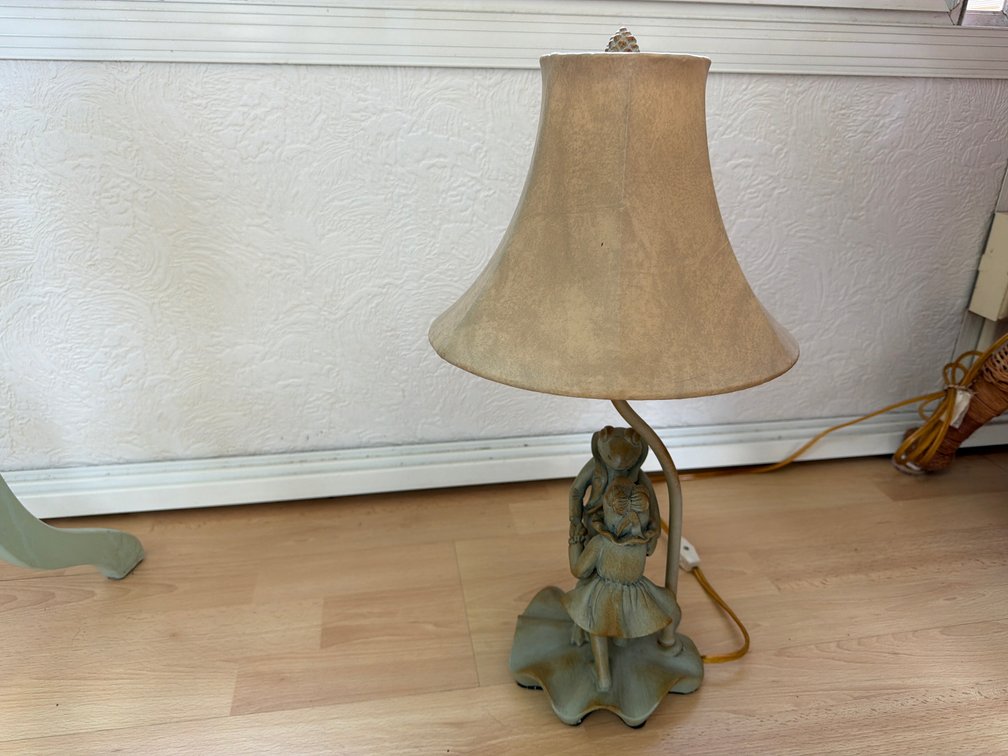 Anthropomorphic Dancing Frogs Table Lamp