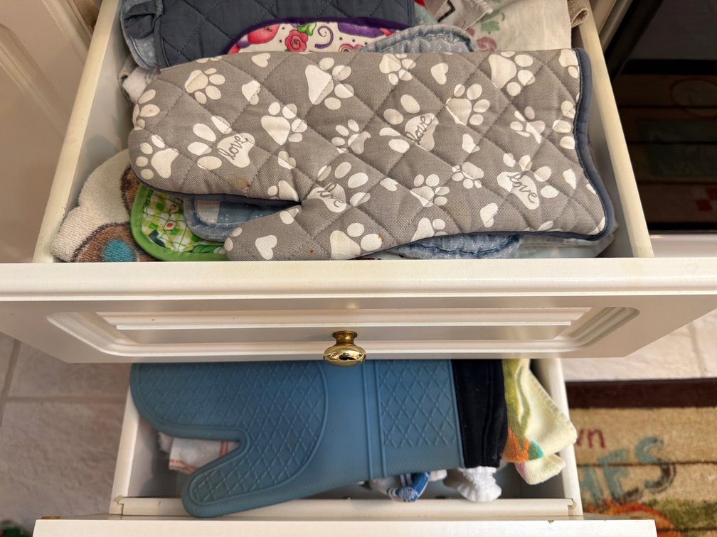 Assorted Kitchen Textiles and Oven Mitts