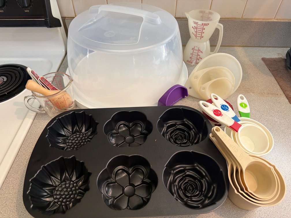 Nordic Ware Bouquet Pan, Pyrex Cup & Mixed Kitchenware