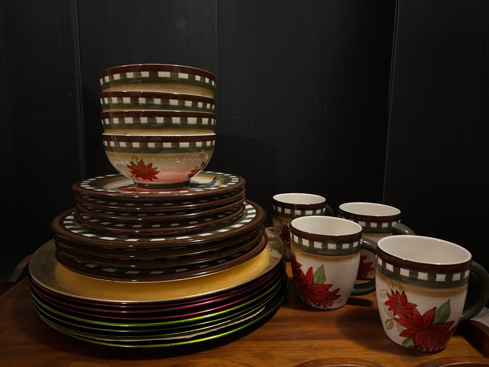 Poinsettia Ceramic Dinnerware Set & Chargers