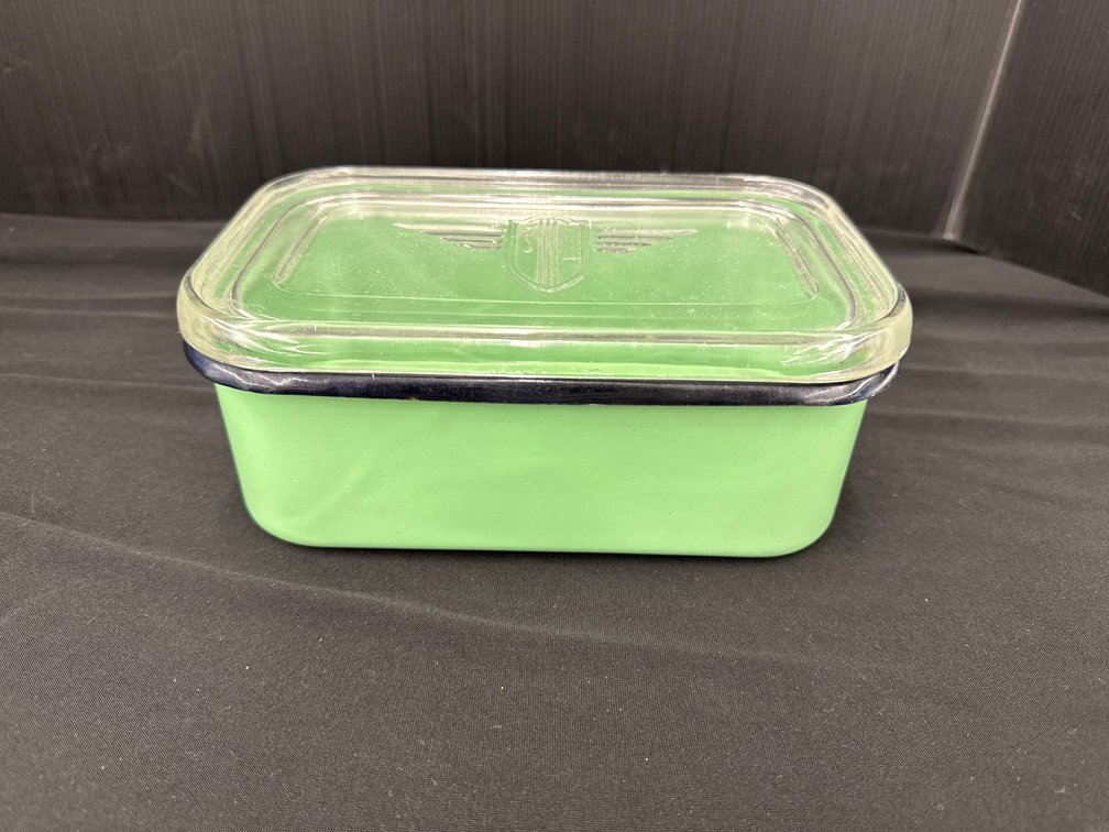 Enamel Refrigerator Dish with Glass Lid